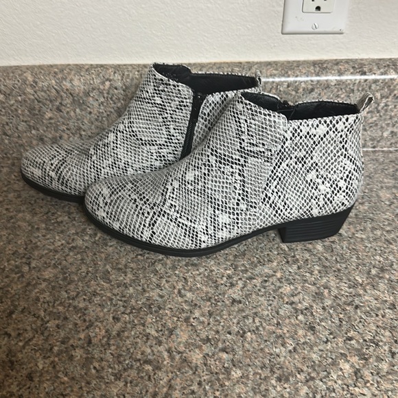 Snakeskin print boots - Picture 2 of 4